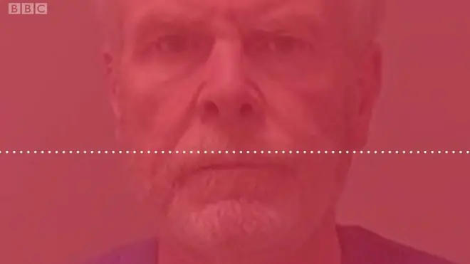 Čovek gleda u ekran