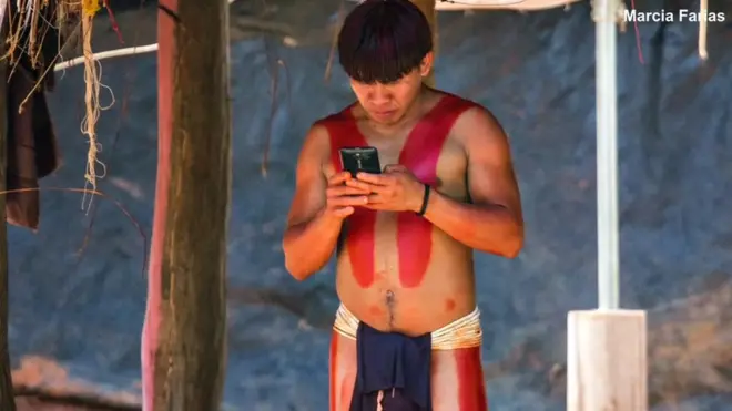 فيسبوك وواتسآب بين أحراش الأمازون