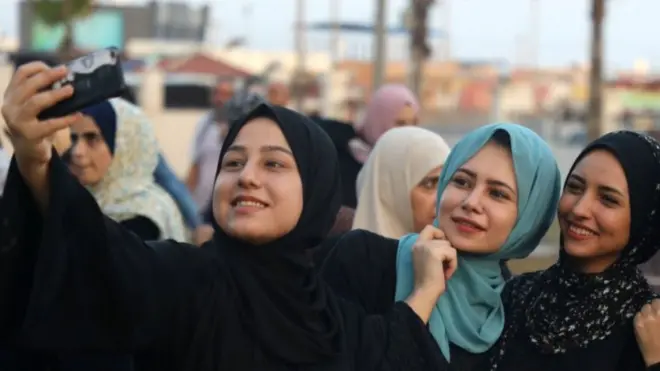 شابات من غزة يلتقطن صورة سيلفي
