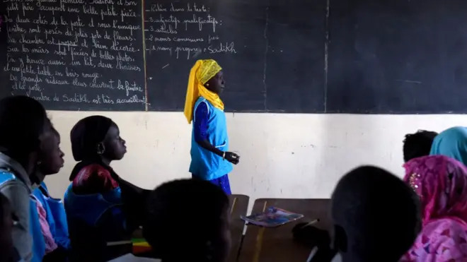 Les élèves dans une salle de classe au Sénégal