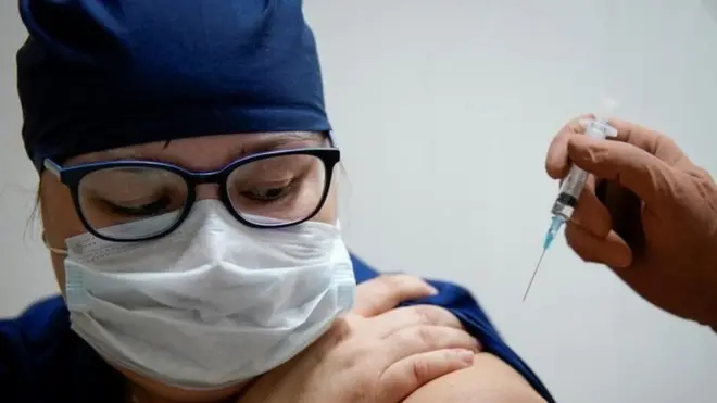 Rusya'da Sputnik V aşısı yapılan bir sağlık çalışanı