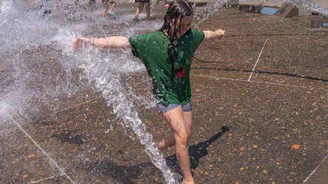 Portland'da çocuklar fıskiyelerde oynayarak serinlemeye çalıştı