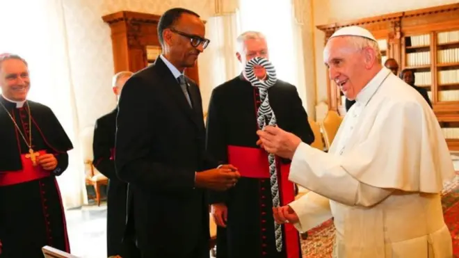 Papa Francis akiwa na Rais Kagame Vatican