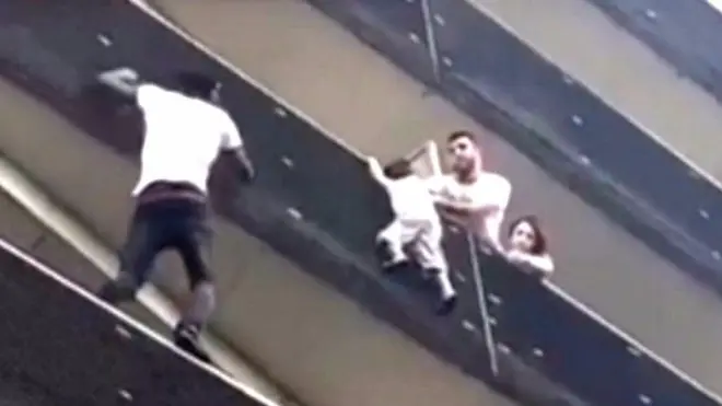 "رجل عنكبوت" ينقذ طفلا كاد يسقط من الدور الرابع