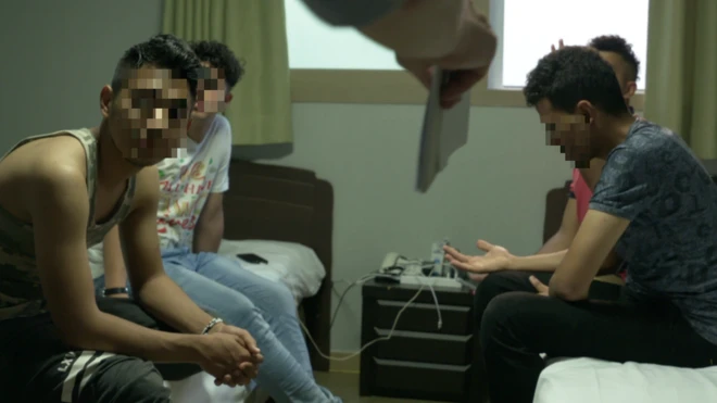 예멘 난민신청자들이 제주의 한 양식장에서 숙식하며 일하고 있다