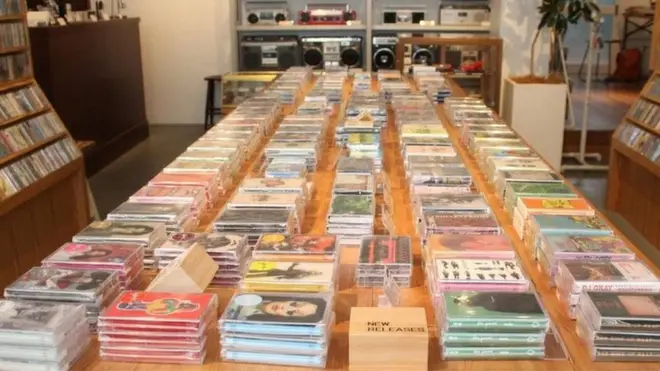 تم استخدام الخشب ذي الطراز العتيق في تجهيز الجزء الداخلي من متجر "وولتز"، وصُمِمَت الأرفف لكي تلاءم وضع أشرطة الكاسيت عليها