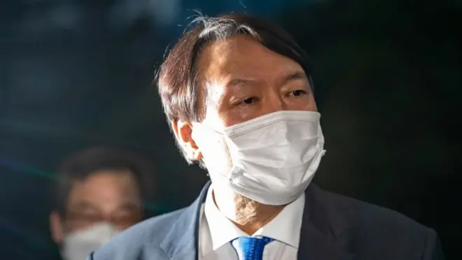 윤석열 검찰총장이 1일 법원이 윤 총장을 직무에서 배재한 추미애 법무부 장관의 직무정지 명령의 효력을 중단하라고 결정한 이후 서울 서초동 대검찰청으로 출근하며 입장을 밝히고 있다