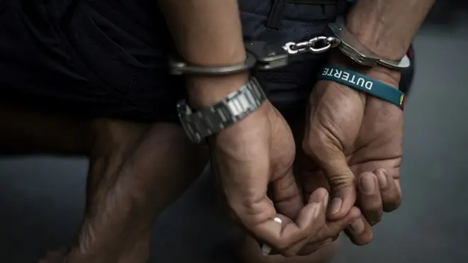 Wani mutum da ankwa a hannu