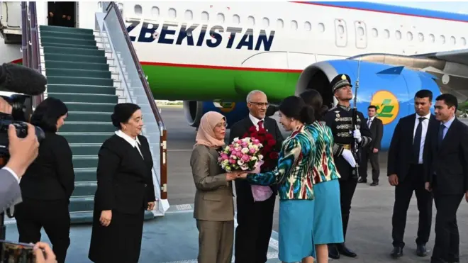Сингапур президенти Тошкентга эл қатори оддий йўловчи самолётда келган