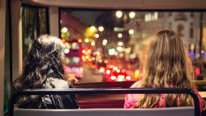 나란히 앉아 있는 두 사람의 뒷 모습