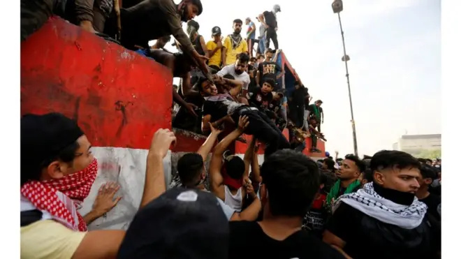 مواجهات الناصرية تعيد إلى الأذهان ما وقع في المظاهرات ضد حكومة عادل عبد المهدي