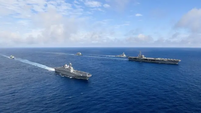 한미 항모강습단 연합기회훈련 마지막 날인 지난달 4일 한미 양측 전력 함정 6대가 대열을 형성하여 항진하고 있다