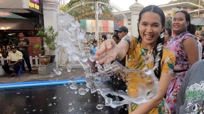 ခေတ်စားလာတဲ့ လမ်းလျှောက် သင်္ကြန်