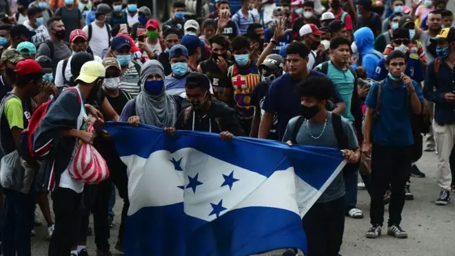 La caravana de migrantes que salieron en la noche de Honduras consiguió ingresar este jueves en Guatemala.