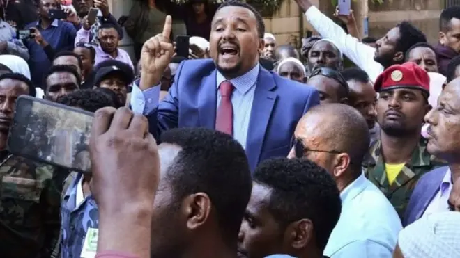 ጀዋር፡ ኣብ ስደት ኣብ ኣሜሪካ ኣብዝነበረሉ እዋን፡ መራኸቢ ብዙሓን - ፌስቡክ ብምጥቃም ደቂ ኦሮም ኣንጻር`ቲ ዝነበረ መንግስቲ ንኽቃለሱ ጎስጒሱ ኢዩ።