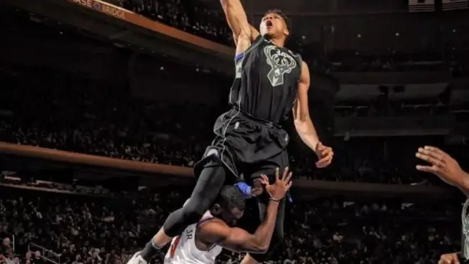 لاعب كرة السلة يانيس