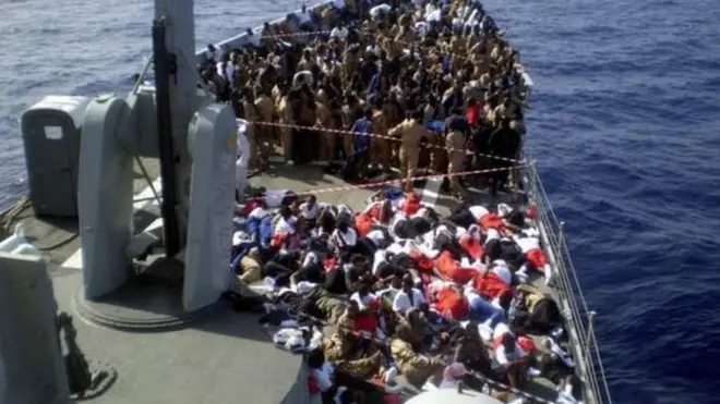 Tahriibayaasha ayaa badda isku biimeeya si ay Yurub u gaaraan