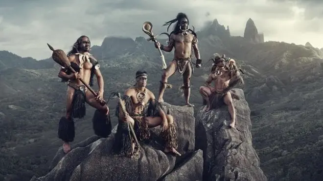 El libro "Before they pass away" ("Antes de que desaparezcan"), del fotógrafo inglés Jimmy Nelson, generó intensas críticas por parte de organizaciones que defienden los derechos de los pueblos indígenas y tribales.