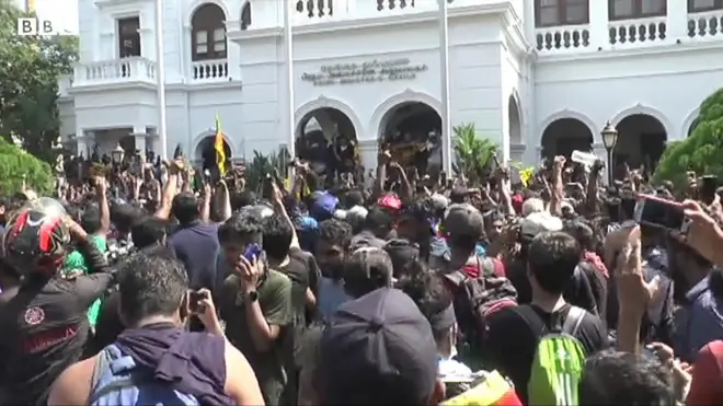 අරගලකරුවන් අගමැති කාර්යාලය අත්පත් කර ගත් ආකාරය ඔබ දුටුවාද?