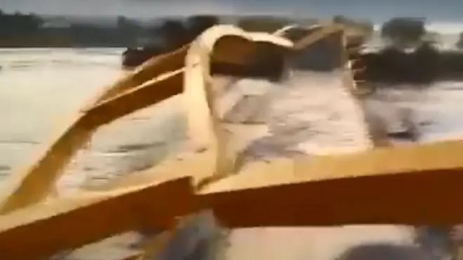 Jembatan Kuning Palu rubuh akibat tsunami