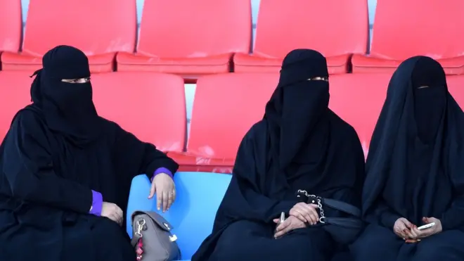 Beberapa perempuan Arab Saudi menonton pacuan kuda di Riyadh pada November 2016.