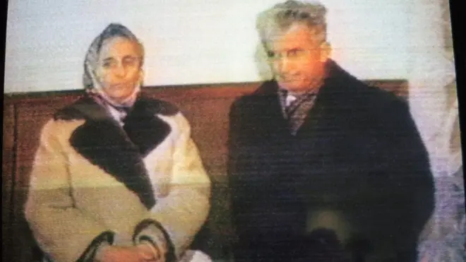 Ceaucescu dan istrinya Elena dinyatakan bersalah oleh pengadilan militer dan dijatuhi hukuman mati dengan cara dieksekusi oleh regu tembak.
