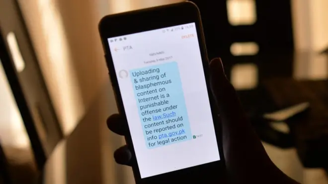 په دغه تېلیفوني مسېج کې ویل شوي چې پر "انټرنېت د کفري مطالبو خپرول او د هغه شریکول د مجازاتو وړ جرم دی".