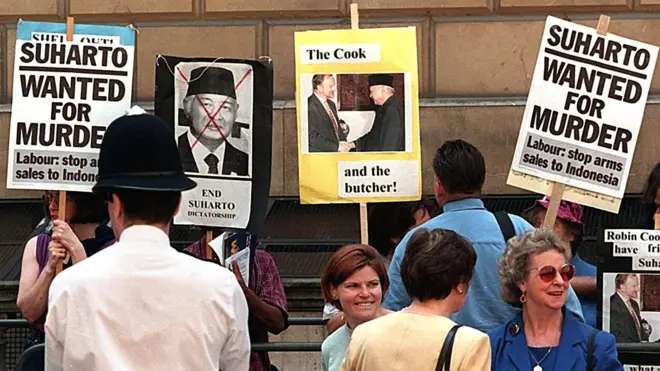 Unjuk rasa aktivis di London, Inggris, 20 Mei 1998, menuntut agar Presiden Suharto turun dari kursi presiden.