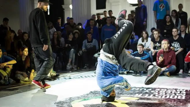 Srđan Poštin iz Flortodoksa se vrti na glavi, dok ga posmatra Luka Lukić iz druge beogradske ekipe Rekognajz