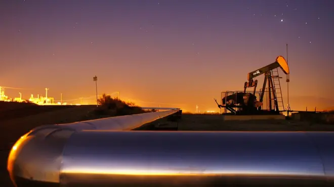 قیمتوں میں اضافے کی وجہ اسے ہفتے سعودی عرب اور روس کی جانب سے تیل کی پیداوار میں پابندیوں کی حمایت کرنے پر اتفاق تھا۔