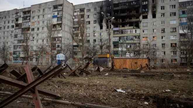 منظر عام لعدد من المباني المدمرة في مدينة باخمت شرقي أوكرانيا جرّاء ضربة عسكرية روسية