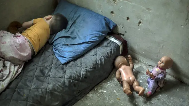 Nikoloz Beriashuili, de dos años, duerme en un cuarto que comparte con su madre, su padre y su hermana.