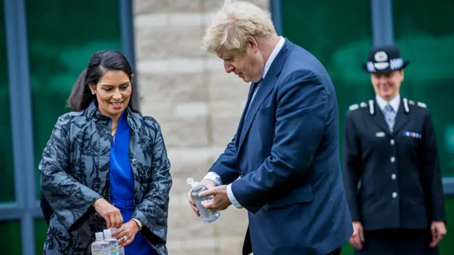 İngiltere İçişleri Priti Patel ve Başbakan Johnson