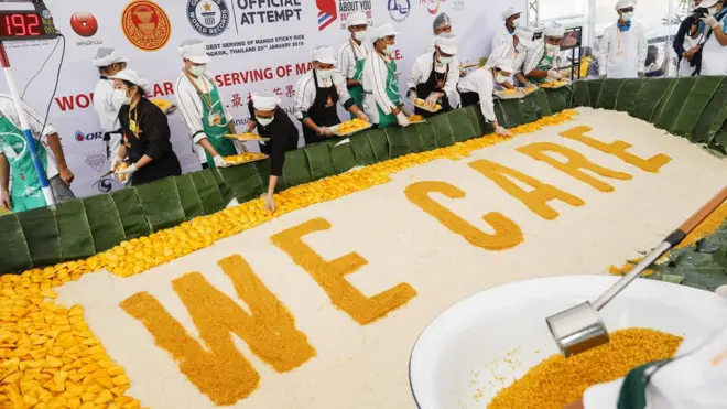 ข้าวเหนียวมะม่วง จัดเรียงเป็นคำว่า we care