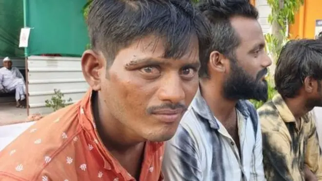 بعض العمال الذين تم إنقاذهم