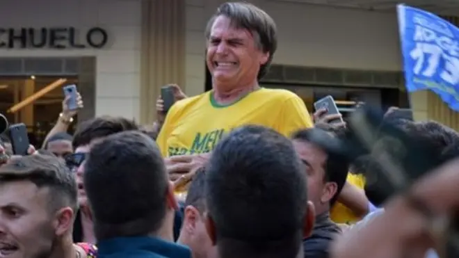 Bolsonaro estava sendo carregado por apoiadores quando levou uma facada na barrigabet 365 poker2018