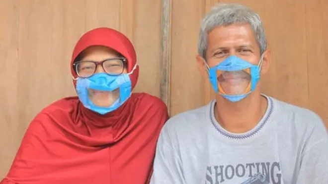 Dwi Rahayu membuat masker transparan untuk tetap dapat berkomunikasi.