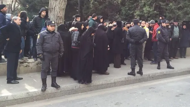 Məhkəmənin qarşısı