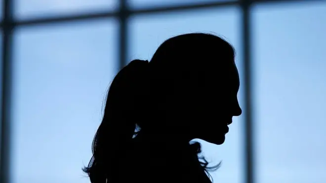 16 yaşlı gənc qız