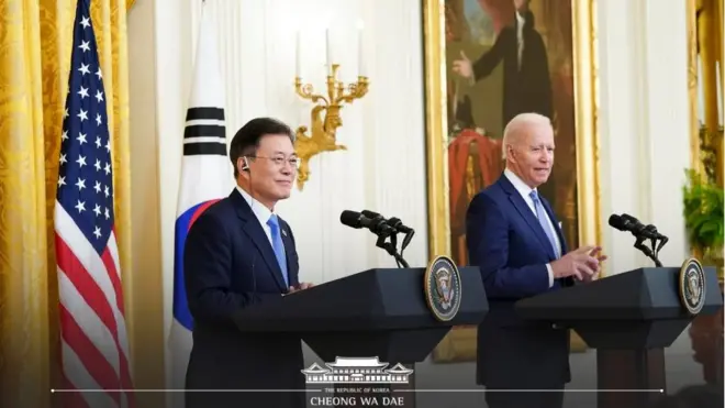 문재인 대통령과 조 바이든 미국 대통령이 지난 5월 21일 오후(현지시간) 한미정상회담 뒤 백악관 이스트룸에서 공동 기자회견을 하고 있다.