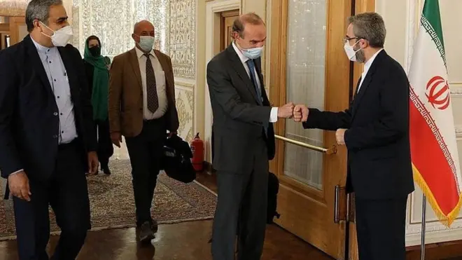 انریکه مورا معاون مسئول سیاست خارجی اتحادیه اروپا (نفر دوم از راست) هفته گذشته در تهران با علی باقری کنی معاون وزارت خارجه ایران (نفر اول از راست) دیدار کرده بود