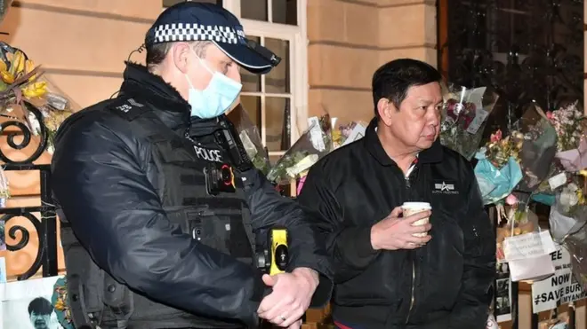 ኣምባሳደር ሚያንማር ኣብ ብሪጣንያ ኪያው ዝዋር ሚን ኣብ ኣፍደገ እቲ ኤምባሲ ምስ ፖሊስ እናተዘራረበ