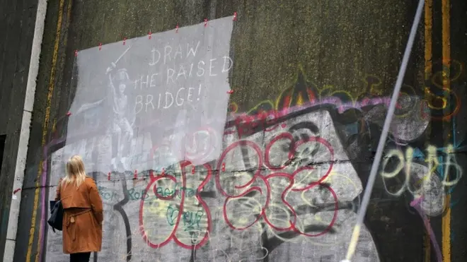 Через 48 годин після того, як на офіційній сторінці Banksy в Instagram з'явилося це графіті, хтось його замалював.