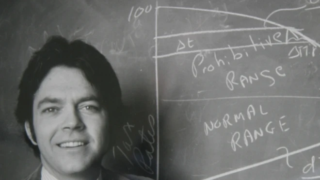 Art Laffer frente a su famosa curva