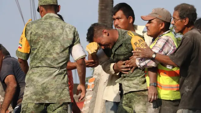 Este soldado recuperó los cuerpos de una mujer y su bebé en Jojutla, Morelos. La foto fue ampliamente compartida en redes sociales.