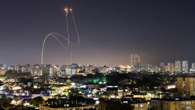 صواريخ منظومة القبة الحديدية الإسرائيلية تشتبك مع صواريخ مصدرها قطاع غزة