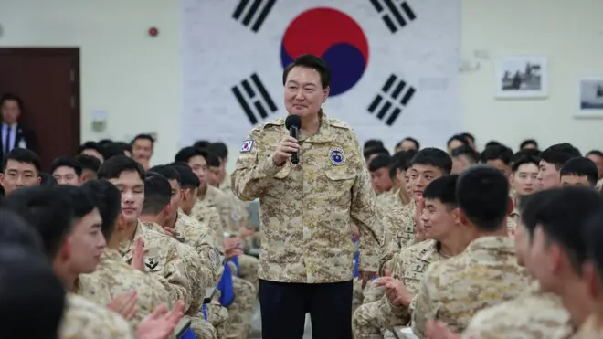 윤석열 대통령이 15일 오후(현지시간) 아랍에미리트(UAE) 아크부대를 찾아 장병들을 격려하고 있다