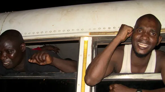 Abatembagaje ubutegetsi barekuye impfungwa zahagaritswe ku butegetsi bwa Alpha Condé