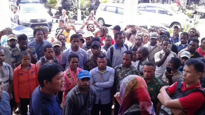 Para mahasiswa asal Papua melakukan aksi jalan kaki dari Asrama Papua ke Gedung Pengadilan Negeri Manado.