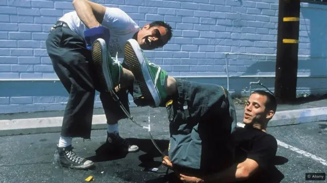 Ekipa Džekesa - vođa Džoni Noksvil i jedna od zvezda serije Stiv O (na slici) snimaju skejtersku scenu